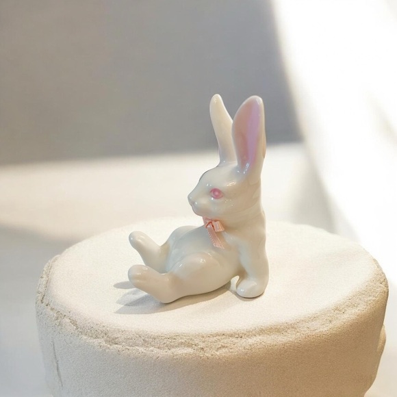 Bloomingdale’s White Bone China Bunny Figurine with Pink Accents & Ribbon (NIB) - Picture 5 of 7